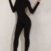 Rumer jumpsuit med hög hals och öppen rygg i svart Rumer jumpsuit med hög hals och öppen rygg i svart