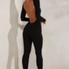 Rumer jumpsuit med hög hals och öppen rygg i svart Rumer jumpsuit med hög hals och öppen rygg i svart