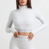 Rygglös långärmad crop top med hög hals i gråmelerad Rygglös långärmad crop top med hög hals i gråmelerad
