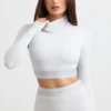 Rygglös långärmad crop top med hög hals i gråmelerad Rygglös långärmad crop top med hög hals i gråmelerad