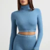 Rygglös långärmad crop top med hög hals i stålblått Rygglös långärmad crop top med hög hals i stålblått