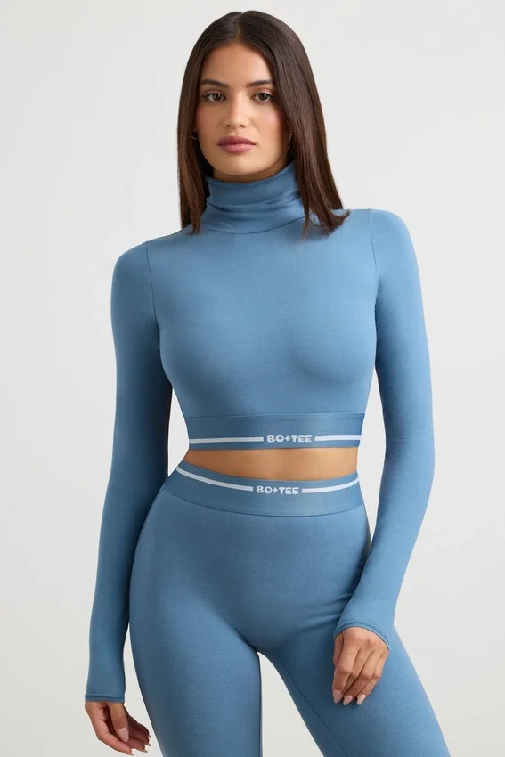 Rygglös långärmad crop top med hög hals i stålblått Rygglös långärmad crop top med hög hals i stålblått