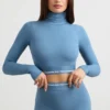 Rygglös långärmad crop top med hög hals i stålblått Rygglös långärmad crop top med hög hals i stålblått