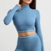 Rygglös långärmad crop top med hög hals i stålblått Rygglös långärmad crop top med hög hals i stålblått