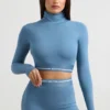 Rygglös långärmad crop top med hög hals i stålblått Rygglös långärmad crop top med hög hals i stålblått