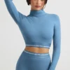 Rygglös långärmad crop top med hög hals i stålblått Rygglös långärmad crop top med hög hals i stålblått