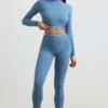 Rygglös långärmad crop top med hög hals i stålblått Rygglös långärmad crop top med hög hals i stålblått