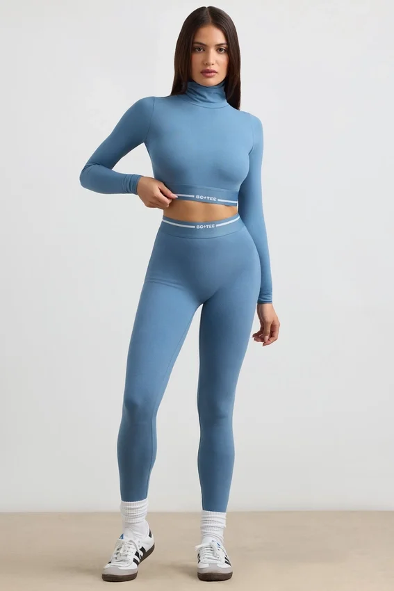Rygglös långärmad crop top med hög hals i stålblått Rygglös långärmad crop top med hög hals i stålblått