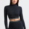 Rygglös långärmad crop top med turtleneck i svart Rygglös långärmad crop top med turtleneck i svart