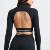 Rygglös långärmad crop top med turtleneck i svart Rygglös långärmad crop top med turtleneck i svart