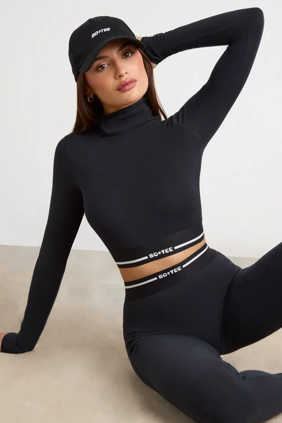 Rygglös långärmad crop top med turtleneck i svart Rygglös långärmad crop top med turtleneck i svart