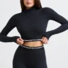 Rygglös långärmad crop top med turtleneck i svart Rygglös långärmad crop top med turtleneck i svart