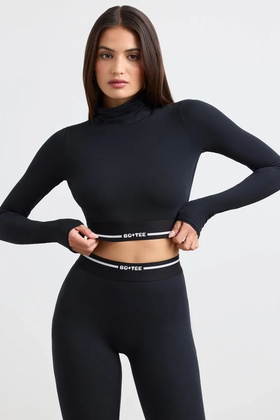 Rygglös långärmad crop top med turtleneck i svart Rygglös långärmad crop top med turtleneck i svart
