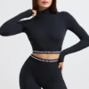 Rygglös långärmad crop top med turtleneck i svart Rygglös långärmad crop top med turtleneck i svart