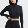 Rygglös långärmad crop top med turtleneck i svart Rygglös långärmad crop top med turtleneck i svart