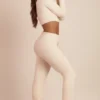 Safia fluffiga byxor med vid ben i benvitt Safia fluffiga byxor med vid ben i benvitt