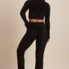 Safia Fluffiga stickade byxor med vida ben i svart Safia Fluffiga stickade byxor med vida ben i svart