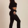 Safia Fluffiga stickade byxor med vida ben i svart Safia Fluffiga stickade byxor med vida ben i svart