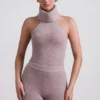 Sakari ribbstickad turtleneck-top med öppen rygg i taupe Sakari ribbstickad turtleneck-top med öppen rygg i taupe