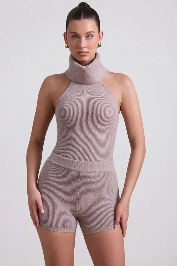 Sakari ribbstickad turtleneck-top med öppen rygg i taupe Sakari ribbstickad turtleneck-top med öppen rygg i taupe