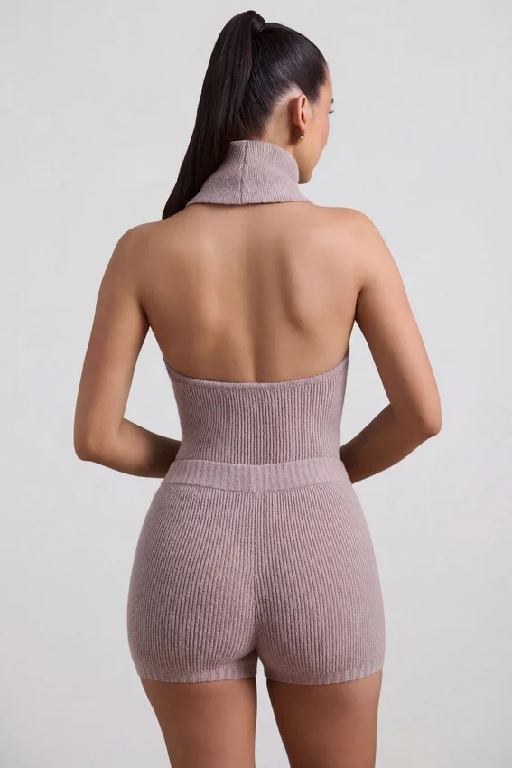 Sakari ribbstickad turtleneck-top med öppen rygg i taupe Sakari ribbstickad turtleneck-top med öppen rygg i taupe