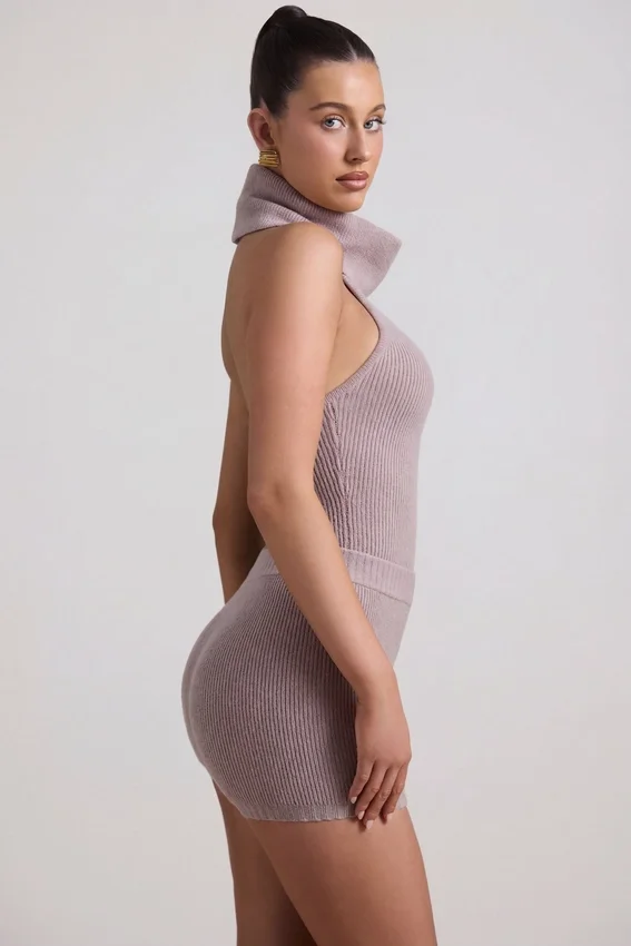 Sakari ribbstickad turtleneck-top med öppen rygg i taupe Sakari ribbstickad turtleneck-top med öppen rygg i taupe