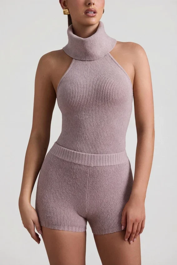 Sakari ribbstickad turtleneck-top med öppen rygg i taupe Sakari ribbstickad turtleneck-top med öppen rygg i taupe