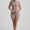 Sakari ribbstickad turtleneck-top med öppen rygg i taupe Sakari ribbstickad turtleneck-top med öppen rygg i taupe