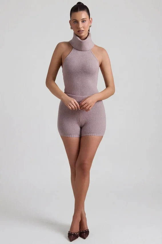 Sakari ribbstickad turtleneck-top med öppen rygg i taupe Sakari ribbstickad turtleneck-top med öppen rygg i taupe