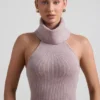 Sakari ribbstickad turtleneck-top med öppen rygg i taupe Sakari ribbstickad turtleneck-top med öppen rygg i taupe