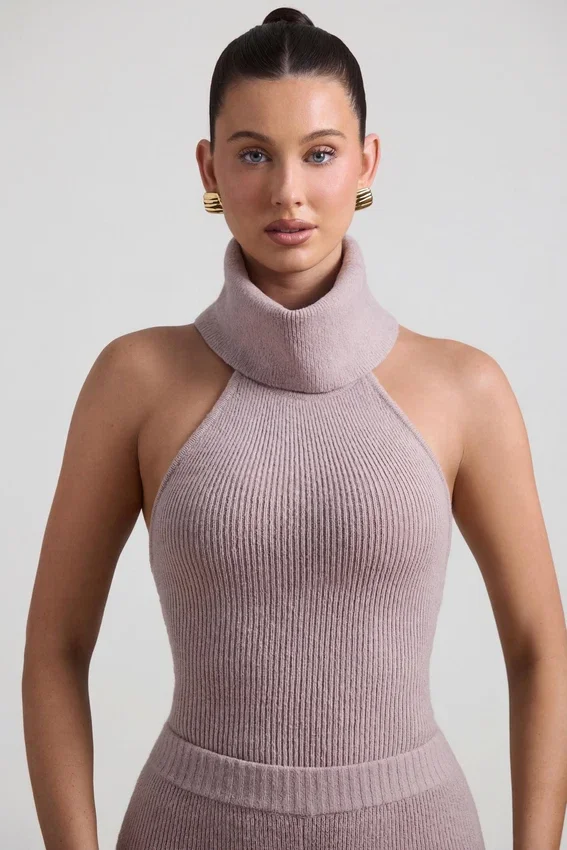 Sakari ribbstickad turtleneck-top med öppen rygg i taupe Sakari ribbstickad turtleneck-top med öppen rygg i taupe