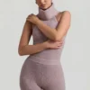 Sakari ribbstickad turtleneck-top med öppen rygg i taupe Sakari ribbstickad turtleneck-top med öppen rygg i taupe