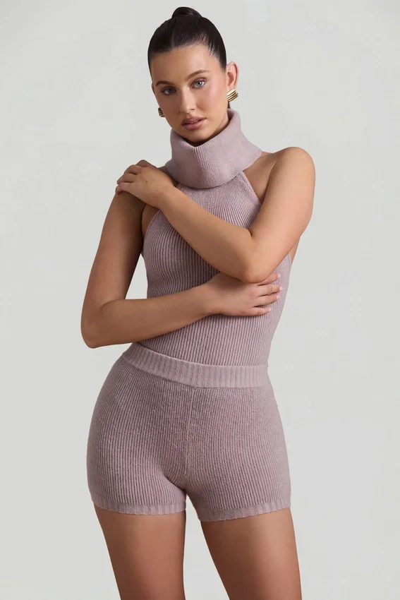 Sakari ribbstickad turtleneck-top med öppen rygg i taupe Sakari ribbstickad turtleneck-top med öppen rygg i taupe