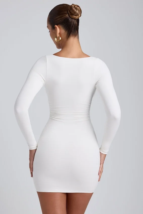Sana Modal Ruched Long-Sleeve Miniklänning i vitt Sana Modal Ruched Long-Sleeve Miniklänning i vitt