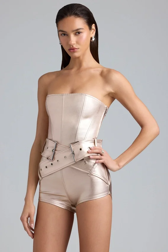 Sasha metallic-denim-korsettplaysuit med bälte i champagne Sasha metallic-denim-korsettplaysuit med bälte i champagne