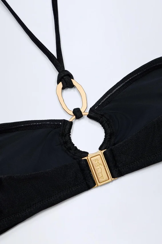 Savai bikinitopp med rynkad halterneck och metalldetaljer i svart Savai bikinitopp med rynkad halterneck och metalldetaljer i svart