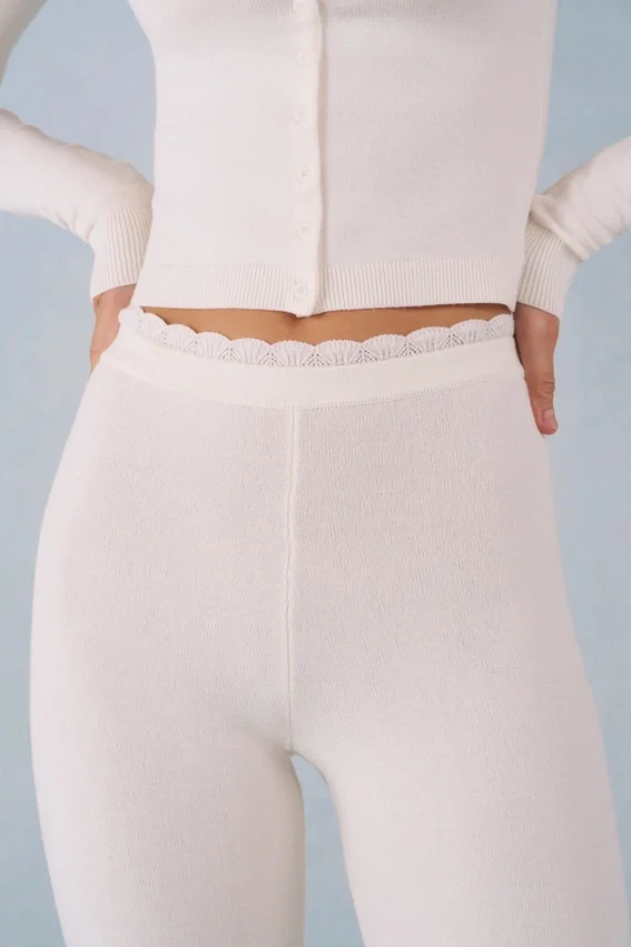 Selene stickade capribyxor med medelhög midja i ivory Selene stickade capribyxor med medelhög midja i ivory