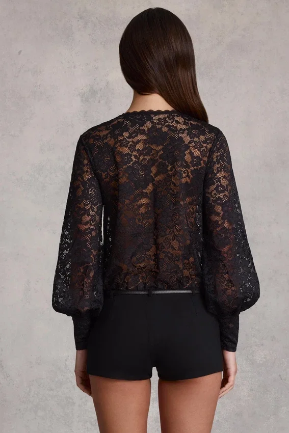 Serenya genomskinlig spets-playsuit med djup urringning och lös passform i svart Serenya genomskinlig spets-playsuit med djup urringning och lös passform i svart