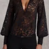 Serenya genomskinlig spets-playsuit med djup urringning och lös passform i svart Serenya genomskinlig spets-playsuit med djup urringning och lös passform i svart