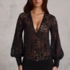 Serenya genomskinlig spets-playsuit med djup urringning och lös passform i svart Serenya genomskinlig spets-playsuit med djup urringning och lös passform i svart