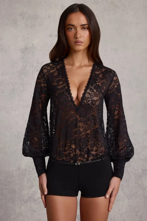 Serenya genomskinlig spets-playsuit med djup urringning och lös passform i svart Serenya genomskinlig spets-playsuit med djup urringning och lös passform i svart