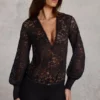 Serenya genomskinlig spets-playsuit med djup urringning och lös passform i svart Serenya genomskinlig spets-playsuit med djup urringning och lös passform i svart