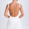 Shirin draperad miniklänning med öppen rygg i vitt Shirin draperad miniklänning med öppen rygg i vitt