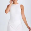 Shirin draperad miniklänning med öppen rygg i vitt Shirin draperad miniklänning med öppen rygg i vitt