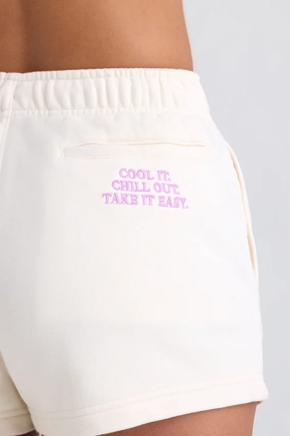 Shorts med medelhög midja i äggskalsvit Shorts med medelhög midja i äggskalsvit