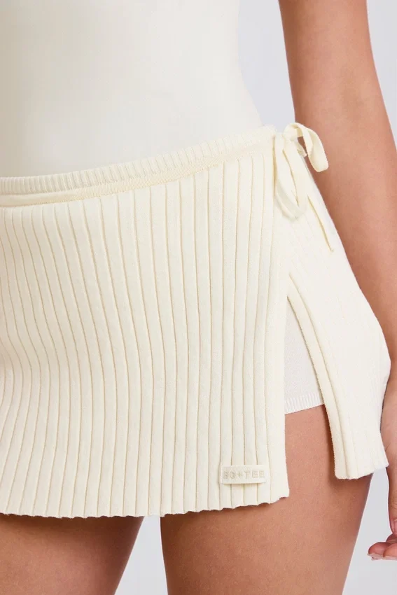 Skort i ribbstickat med knytning i färgen Cream Skort i ribbstickat med knytning i färgen Cream