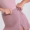 Skort i ribbstickat tyg med knytning i mauve Skort i ribbstickat tyg med knytning i mauve