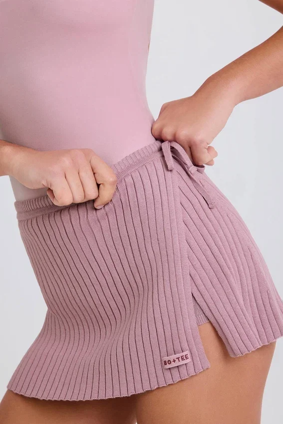 Skort i ribbstickat tyg med knytning i mauve Skort i ribbstickat tyg med knytning i mauve