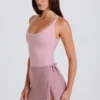 Skort i ribbstickat tyg med knytning i mauve Skort i ribbstickat tyg med knytning i mauve