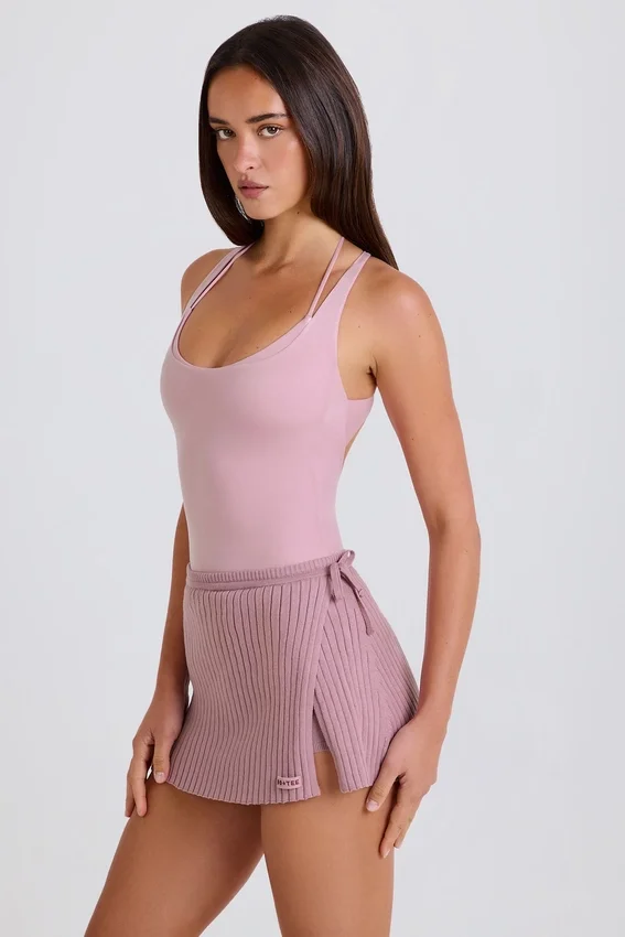 Skort i ribbstickat tyg med knytning i mauve Skort i ribbstickat tyg med knytning i mauve